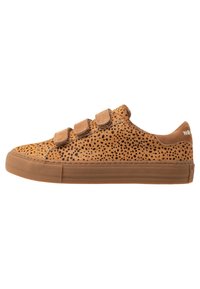 Sneaker marroni con una texture a macchie, dotati di tre strap in velcro, suola in gomma e design a taglio basso.
