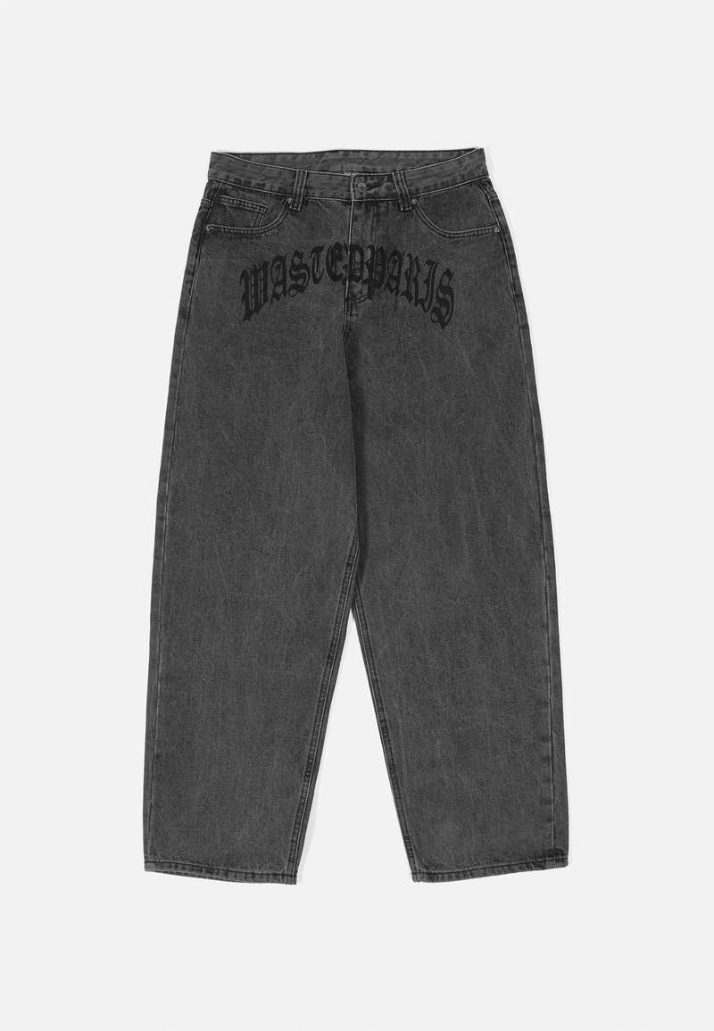 Jean en denim large à taille haute, de couleur gris foncé avec des finitions délavées. Présente un texte noir "WASTE PARIS" à l'arrière. Design classique à cinq poches.
