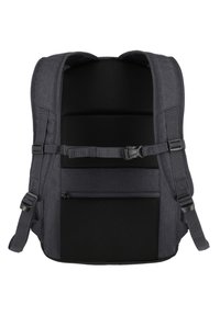 Donkergrijze stoffen rugzak met een gevoerde mesh achterkant, verstelbare schouderbanden, een ritsvak aan de voorkant en een gestructureerde, rechthoekige vorm.