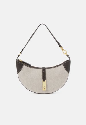 Kleine handtas in halve maanvorm met beige stoffen lichaam, donkerbruine leren afwerking, gouden ritssluiting en afneembare band met gouden beslag.