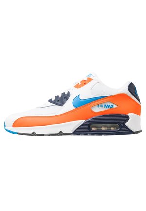 Weißer Nike Air Max Sneaker mit blauem Swoosh, orangen Akzenten, sichtbarer Air-Einheit in der Sohle sowie schwarzen und blauen Details an Sohle und Schnürbereich.