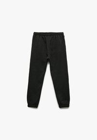 Svarta sweatpants med elastisk midja och samlade muddar. Tillverkade av mjukt tyg, med en enkel design utan mönster eller detaljer.