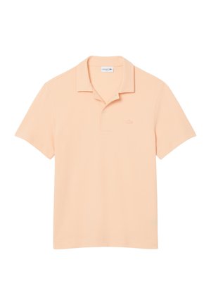 Polo de manga corta color melocotón claro con cuello y tapeta de dos botones, con un pequeño logotipo bordado en el pecho izquierdo.