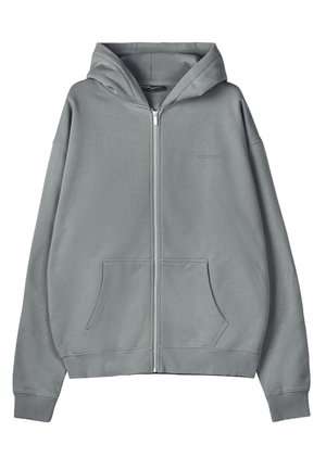 Pelēks džemperis ar rāvējslēdzēju, kuram ir kengura kabata, riboti aproces un apakšmala, izgatavots no mīksta materiāla. Aprīkots ar kapuci un nelielu logotipu uz krūtīm.