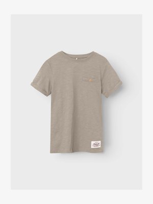 Beezhi lühikeste varrukatega T-särk ning väike nööbitud rinnatasku ja valge ristkülikukujuline silt allääre lähedal.