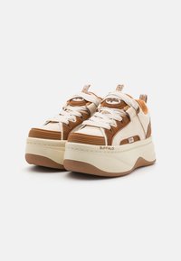 Sneakers platform marroni e crema con tomaia in pelle texturizzata e suede, suola spessa, punta tonda e chiusura con lacci. Logo del marchio sul tallone.