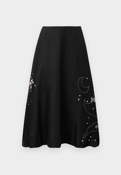 Gonna nera con ricami colorati di stelle, una luna e un personaggio. Design a forma di A, tessuto morbido, lunghezza al ginocchio, con una leggera lucentezza.