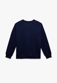Sudadera azul marino con cuello redondo y puños acanalados, hecha de tejido suave. Presenta una cinturilla acanalada y un diseño de mangas raglán.