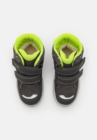 Scarpine grigie per bambini con fodera in rete verde brillante, due cinturini in velcro, dettagli bianchi e un interno imbottito per il comfort.