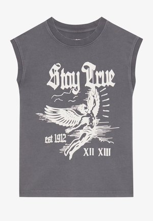 Graues ärmelloses T-Shirt mit einem weißen Grafikdruck eines geflügelten Figures, dem Text "Stay True" sowie "est 1912 XII XIII" in fettgedruckter Schrift.