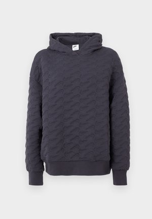 Sudadera gris oscuro hecha de un tejido texturizado con un diseño de logo en relieve. Cuenta con un bolsillo frontal, capucha ajustable y puños acanalados.