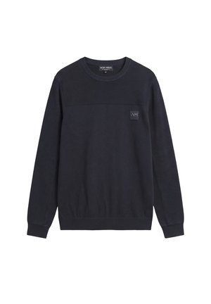 Donker marineblauwe trui met lange mouwen, geribbelde textuur op de schouders en mouwen, ronde hals en een klein vierkant logo op de borst.