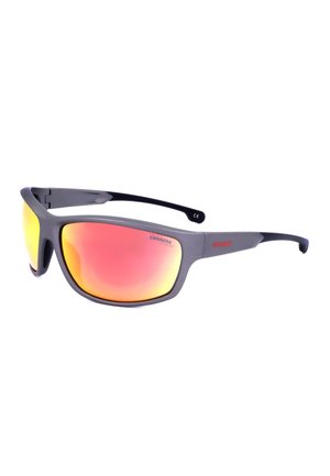 Occhiali da sole sportivi con montatura grigio opaco e lenti specchiate rosso-arancio, loghi Carrera e Ducati sulle aste, su sfondo bianco.
