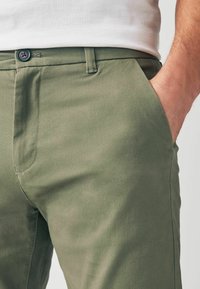 Next SLIM FIT STRETCH - Pantaloni chino - sage green