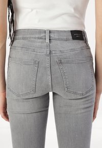 Gina Tricot LOW WAIST - Vaqueros bootcut - grey