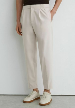Reiss, REGULAR FIT - CLERIC TROUSER TECHNICAL ELASTICATED-WAIST TAPERED TROUSERS . - Püksid - stone