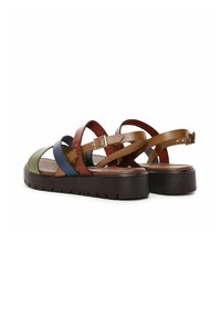 Sandalias de cuero con tiras multicolores en verde, marrón y azul. Suela de plataforma gruesa color marrón con un acabado texturizado y correa ajustable en el tobillo.