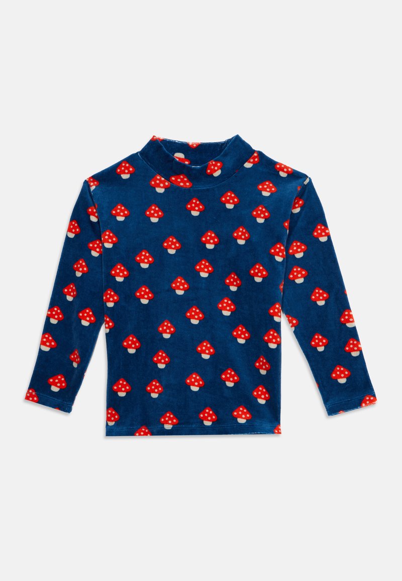 Chemise bleue à manches longues avec un col haut, recouverte d'un motif répétitif de champignons rouges et blancs tachetés.