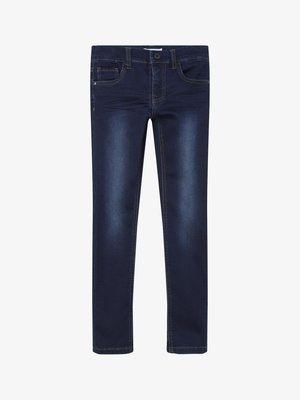 Jeans de ganga azul escuro com corte slim, apresentando fecho de botão, cinco bolsos e um leve desvanecimento na parte frontal para contraste de textura.