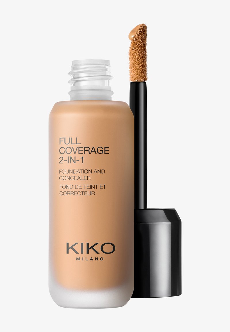 Volledige dekking 2-in-1 foundation- en concealerfles met applicatorstaafje waarop beige vloeibare make-up op het penseeluiteinde zichtbaar is.