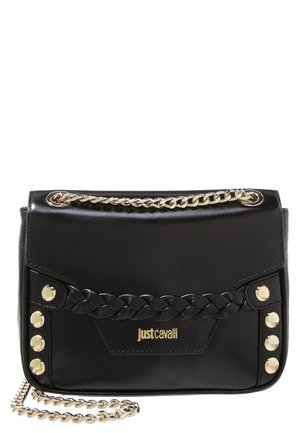Czarna skórzana torebka Just Cavalli z złotym łańcuszkiem jako paskiem, detalem ze splatanej skóry oraz złotymi ćwiekami na przedniej klapie.