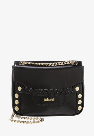 Bolso Just Cavalli de cuero negro con correa de cadena dorada, detalle de cuero trenzado y tachuelas doradas en la solapa frontal.