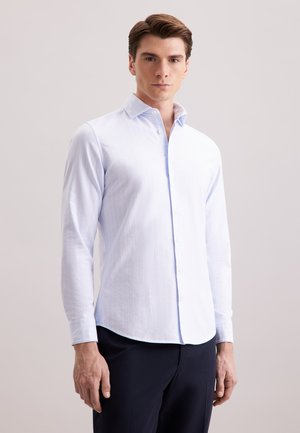  Lichtblauw overhemd met knoopsluiting, subtiele verticale strepen, spread collar, lange mouwen en een gebogen zoom. Gemaakt van textuurstof.