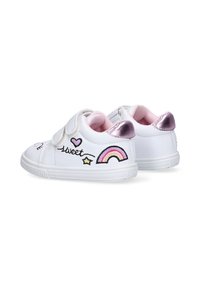 Zapatillas blancas con un acabado suave, que cuentan con acentos en rosa, diseños bordados de un corazón, una estrella y un arcoíris, sujetas con tiras de Velcro.