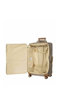 Valise à roulettes avec un extérieur gris texturé et des accents beige ; l'ouverture zippée révèle un intérieur beige avec plusieurs compartiments.