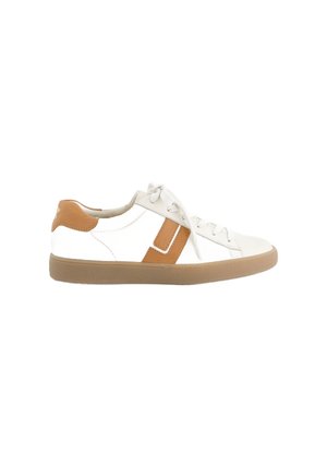 Baskets en cuir blanc avec un panneau accent brun, semelle en caoutchouc plate et fermeture lacée. Surface texturée avec une finition lisse.