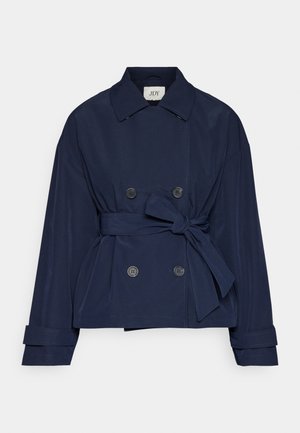 Marineblauwe trenchcoat met een dubbelknopssluiting, voorste riem en knoopaccenten. Beschikt over een klassieke kraag en brede mouwen.