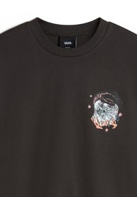 T-shirt nera in cotone con una grafica che rappresenta un volto accompagnato da elementi astratti e stelle rosa. Collo a giro e maniche corte.
