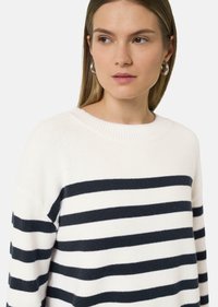 Gestreepte trui in wit en marineblauw, met een ronde halslijn en een zachte gebreide textuur, voorzien van verticale strepen over het lichaam.