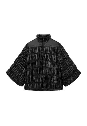 Chaqueta acolchada negra con cuello alto, mangas anchas y diseño acolchado con paneles horizontales. Cierre de cremallera en la parte delantera.