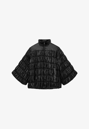 Giacca imbottita nera con collo alto, ampie maniche e design trapuntato con pannelli orizzontali. Chiusura frontale con zip.