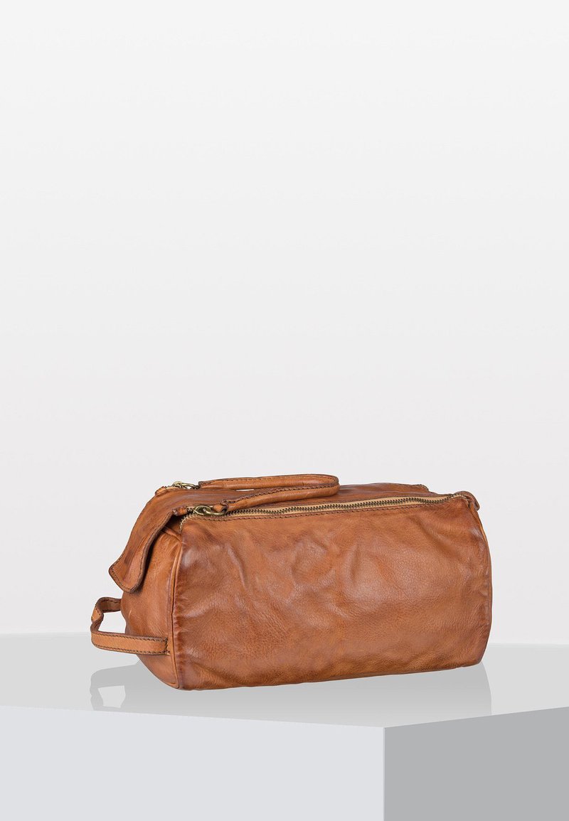 Borsa in pelle marrone con superficie texture, chiusura zip superiore e manico laterale. Forma rettangolare compatta con angoli arrotondati.