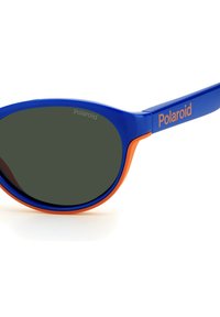 Occhiali da sole Polaroid blu e arancioni con lenti scure, caratterizzati da un design avvolgente e finitura lucida. Logo del marchio ben visibile sulla stanghetta.