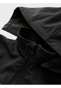 Schwarze Jacke mit hohem Kragen, Reißverschluss und Druckknöpfen. Glattes Außenmaterial mit einem weichen Fleece-Futter im Kragen.