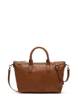Hnedá kožená taška typu tote s detailmi z kovových nitov pozdĺž hornej hrany, dvojitými rúčkami a nastaviteľným ramenným popruhom s kovovými sponami.