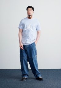 Jordan JUMPMAN FLIGHT TEE - Camiseta estampada - hydrogen blue