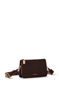 Borsa a tracolla in pelle marrone con hardware dorato, chiusura con zip, tracolla regolabile e logo impresso sul davanti. Texture liscia e forma rettangolare.