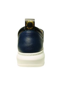 Baskets en cuir bleu marine avec une semelle en caoutchouc blanche, finition texturée et un talon noir avec inscription dorée.