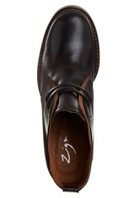 Bottine en cuir noir avec intérieur marron, bout rond, détail tissé sur les côtés et lacets en cuir. Dispose d'une semelle texturée pour une meilleure adhérence.