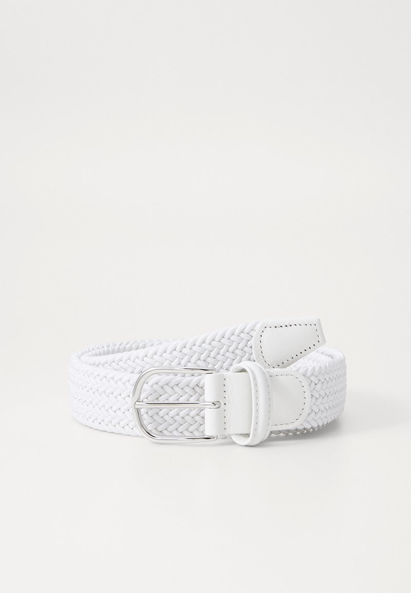 Ceinture tressée blanche en matériau élastique, dotée d'une boucle en métal argenté et d'accents en cuir, avec une texture lisse et un design flexible.