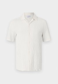 Koszula z krótkim rękawem z fakturowanej białej tkaniny z kołnierzykiem typu spread. Posiada zapięcie na guziki i luźny krój. Gładkie, pomarszczone wykończenie.