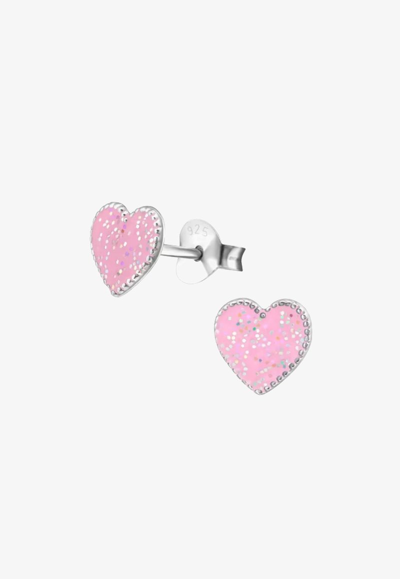 Boucles d'oreilles en forme de cœur avec une surface émaillée rose agrémentée de paillettes, montées sur argent avec une finition polie et une attache tige.