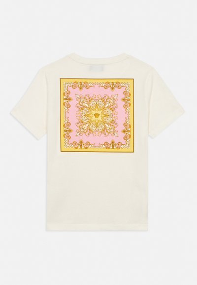 Μπεζ κοντομάνικη μπλούζα με μεγάλο τετράγωνο περίτεχνο σχέδιο σε ροζ και χρυσό μπαρόκ στυλ στο κέντρο της πλάτης.