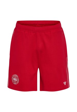 Czerwone sportowe spodenki z logo Duńskiego Związku Piłki Nożnej na lewej nogawce oraz białym emblematem pszczoły na prawej nogawce, z białymi paskami po bokach.