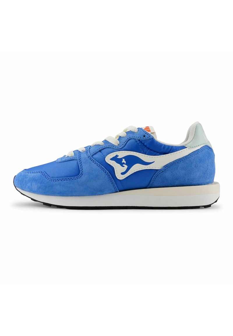 Scarpa sportiva blu realizzata in suede e materiali sintetici. Presenta un marchio bianco, una suola imbottita e un design con lacci.