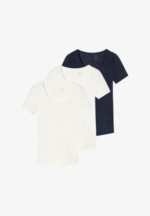 Trois chemises à manches courtes et col en V superposées ; deux blanches à l'avant, une bleu foncé derrière, présentées sur un fond blanc.